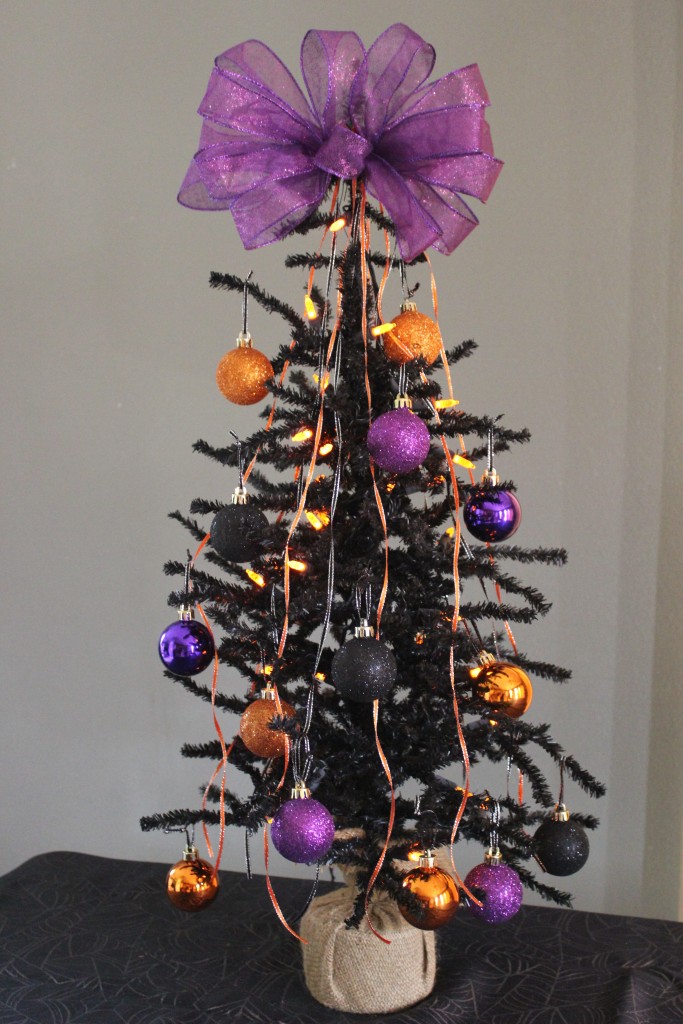 How to Decorate a Halloween Tree