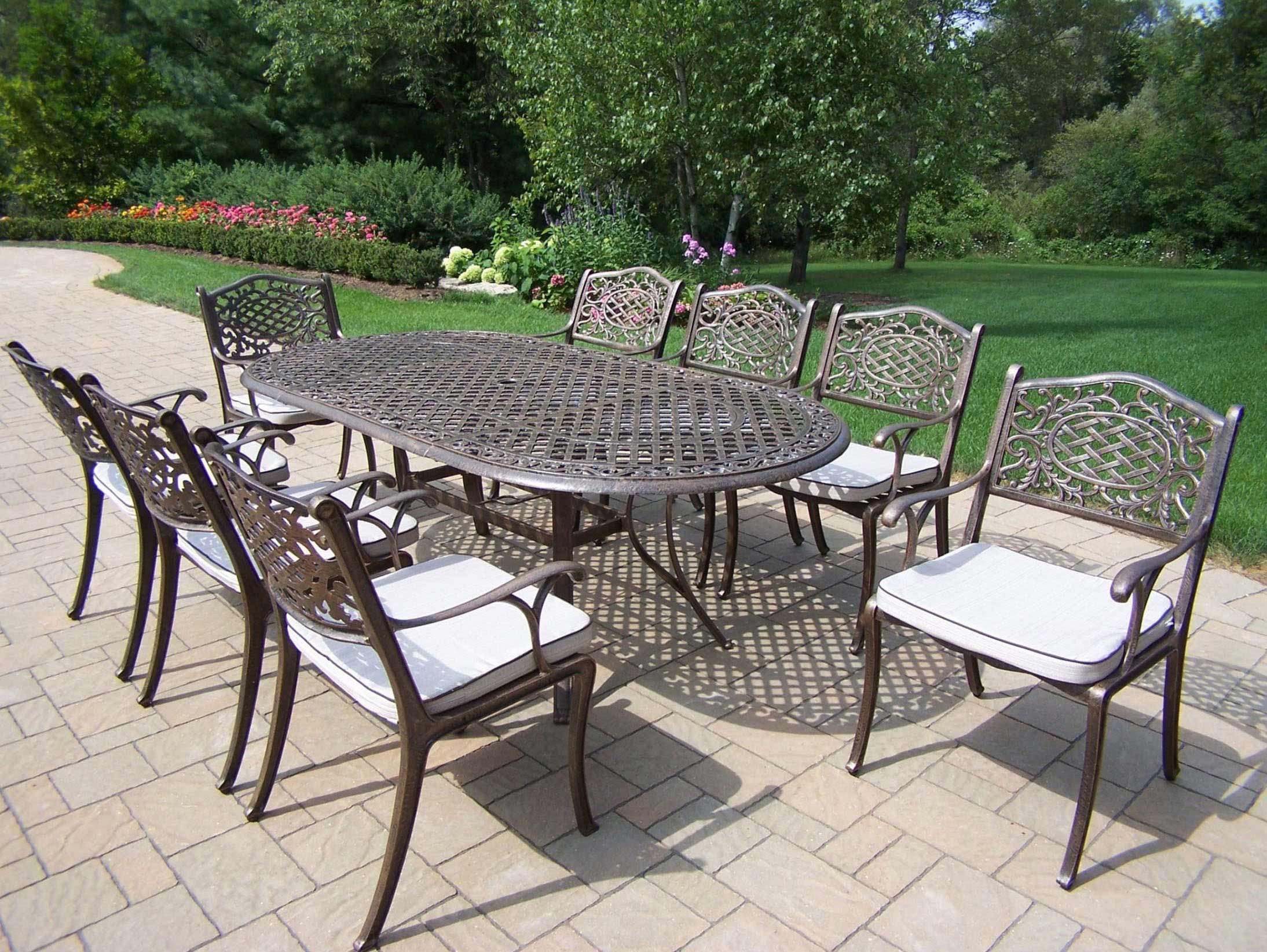 Mississippi 82 inch Oval 9pc Dining Set w/ Cushions