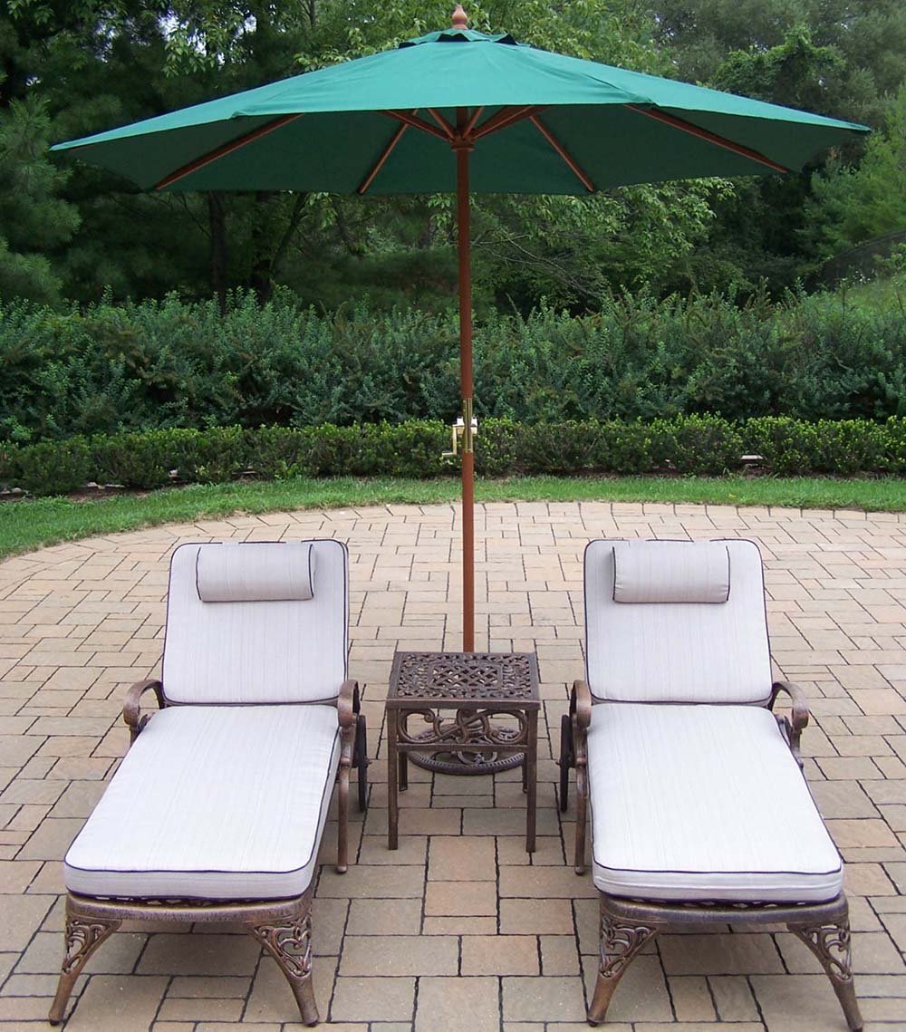 Elite 2 Cushioned Lounges: Side Table, Green Umbrella