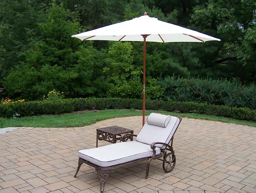Elite Cushioned Lounge: Side Table, White Umbrella