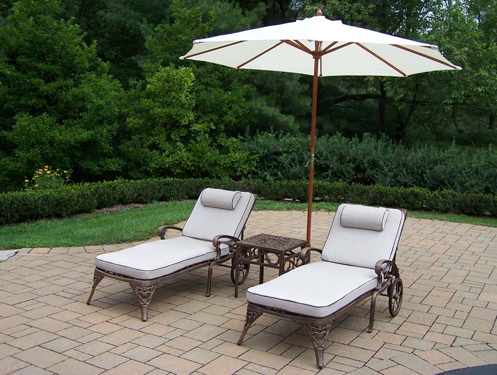 Elite 2 Cushioned Lounges: Side Table, White Umbrella
