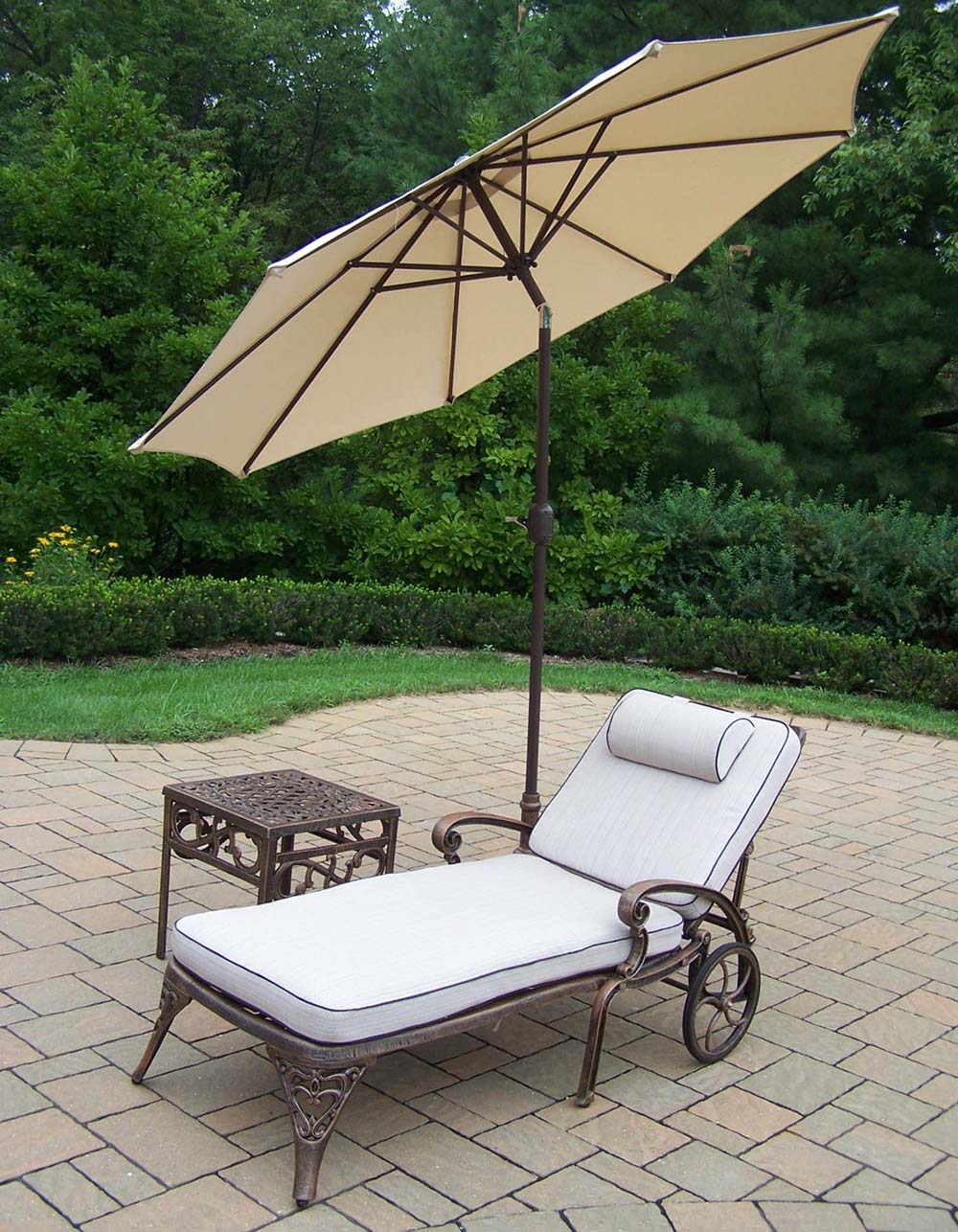 Elite 1 Cushioned Chaise Lounge: Table, Beige Umbrella