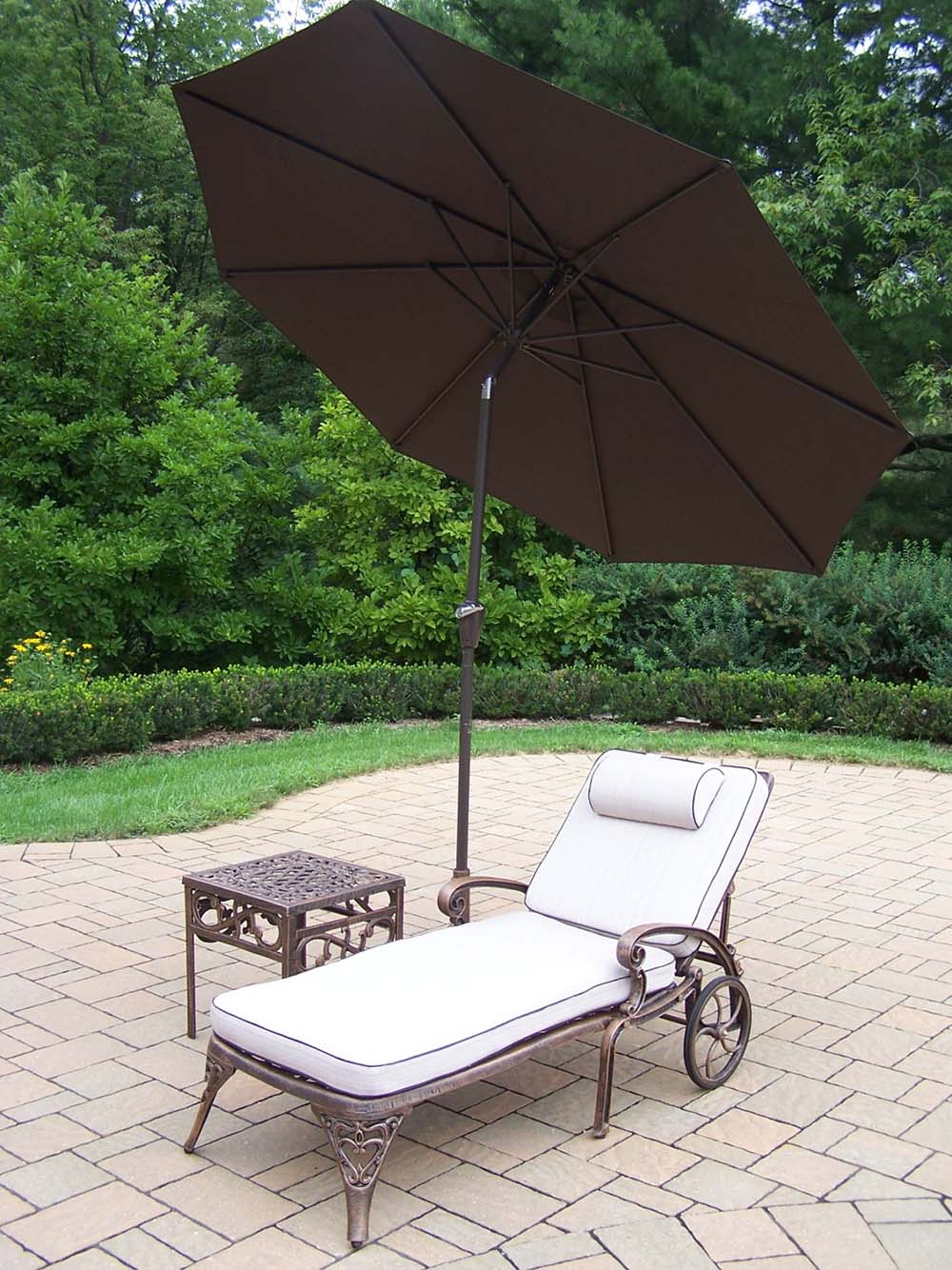 Elite 1 Cushioned Chaise Lounge: Table, Brown Umbrella