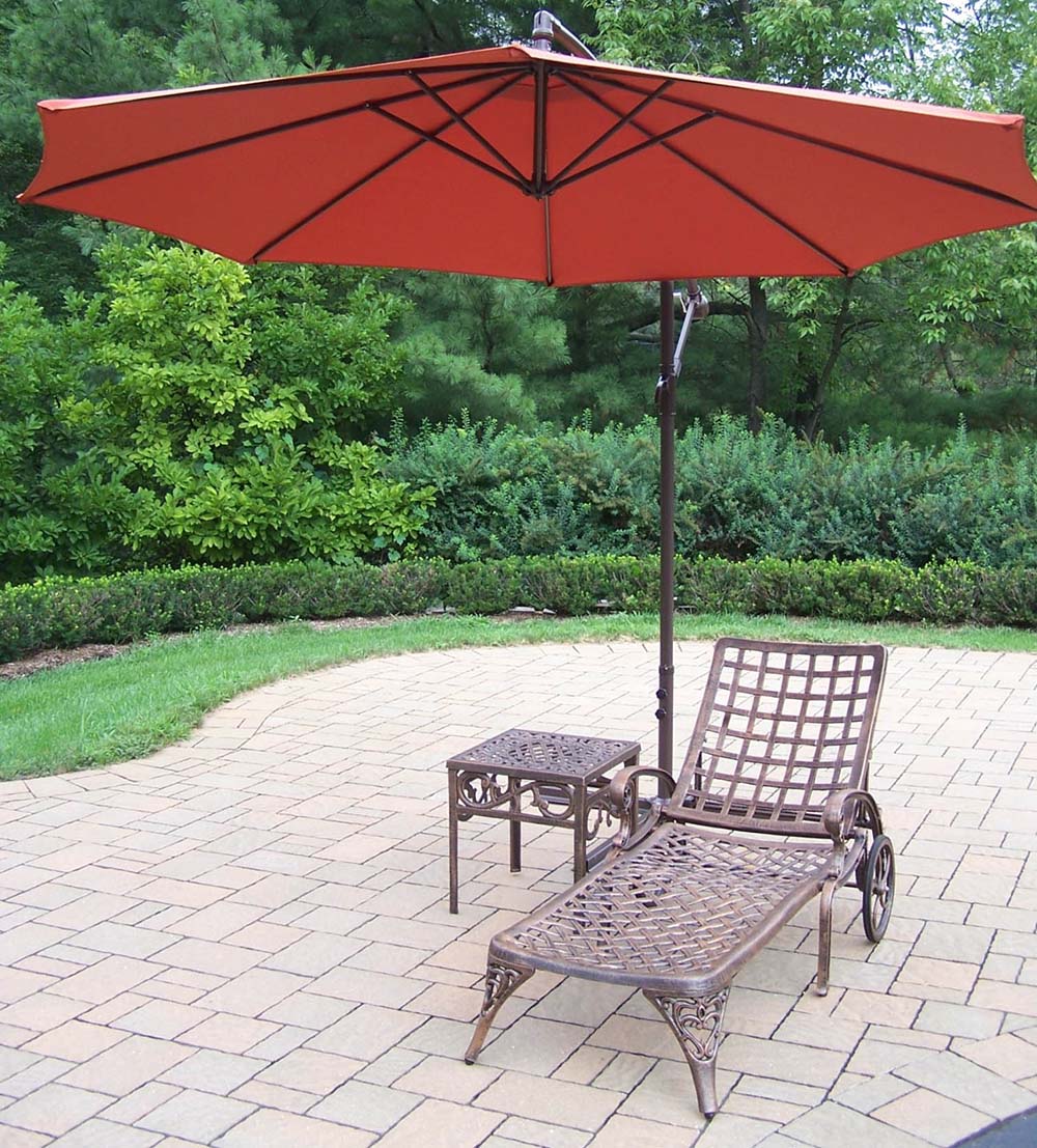 Elite 1 Chaise Lounge: Side Table, Umbrella