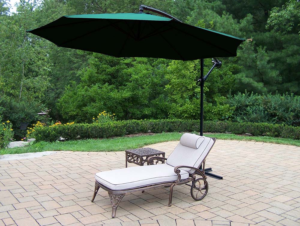 Mississippi Chaise Lounge: Side Table, Umbrella
